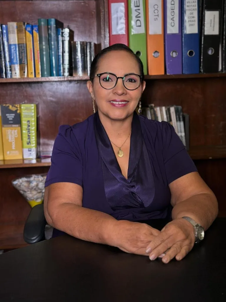 Profissional da SM sentada à mesa no escritório