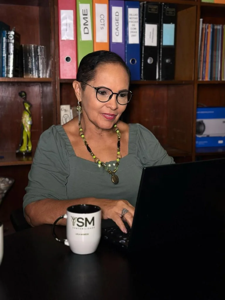 Profissional trabalhando em um notebook no escritório